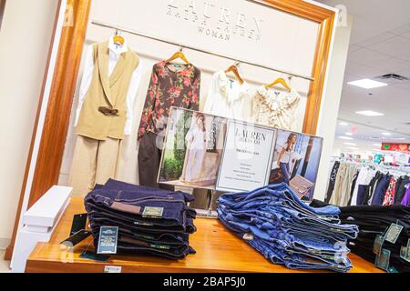 Miami Florida,aventura mall,productos,venta de  vitrinas,mercancía,embalaje,marcas,grandes almacenes,Macy's,mujer,ropa para  hombres,moda,moda,lujo Fotografía de stock - Alamy