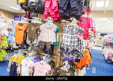 Ropa para niños en exhibición y la venta en una tienda Marks and en Truto en Cornwall Fotografía de stock - Alamy