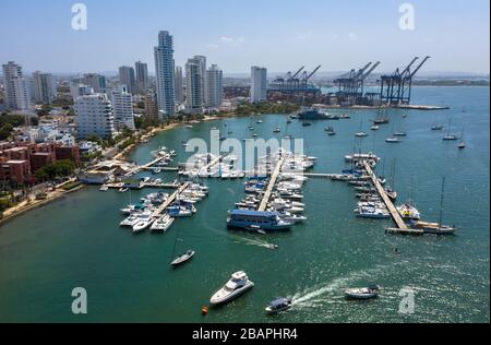 Vista aérea de un puerto de carga en Cartagena, Colombia. Hermosa vista de la bahía con yates y edificios modernos. Foto de stock