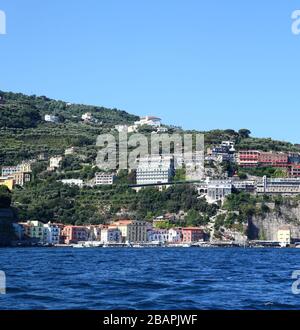 La antigua zona portuaria de Sorrento vista desde el agua, Italia Foto de stock