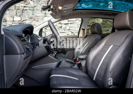 Foto detallada en el interior de un maravilloso todoterreno con dach/techo solar panorámico acristalado