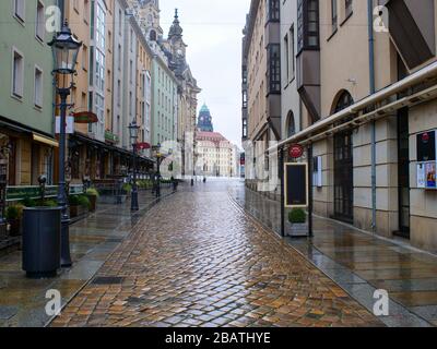 Dresden Kneipenmeile Münzgasse in der Altstadt bei Regen während Coronavirus Lockdown 2020 COVID-19 restaurantes de Gastronomie
