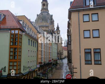 Dresden Kneipenmeile Münzgasse in der Altstadt bei Regen während Coronavirus Lockdown 2020 COVID-19 restaurantes de Gastronomie