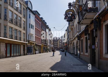 Calle vacía con cierre de tienda, cafetería y restaurante durante la cuarentena de contagio del COVID-19 en la calle peatonal y plaza en el casco antiguo de Düsseldorf