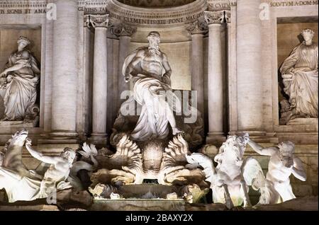 Roma, Italia, 24/11/2019: Detalle de las esculturas de mármol de la Fontana de Trevi en Roma, reportaje de viajes.