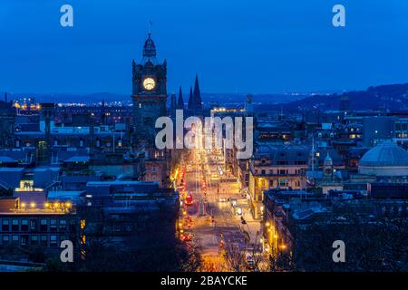 Edimburgo City Center horizonte azotea Princes Street crepúsculo vista desde Calton Hill Edimburgo noche atardecer luces Escocia Reino Unido Gran Bretaña Europa