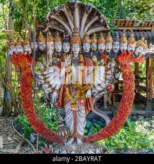Estatua de Vishvarupa o forma Universal, una forma iconográfica y teofanía del dios hindú Vishnu o su avatar Krishna. Bali, Indonesia. Foto de stock
