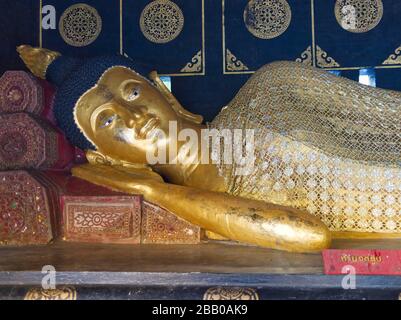 Buda reclinado, Wat Phra Singh, Chiang Mai, Tailandia.