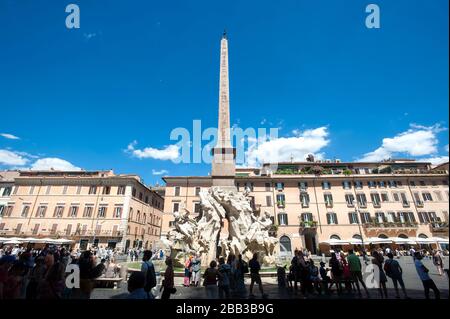 La Fuente de los cuatro Ríos (Fontana dei Quattro Fimi) y el obelisco egipcio en la Piazza Navona, Roma, Italia Foto de stock