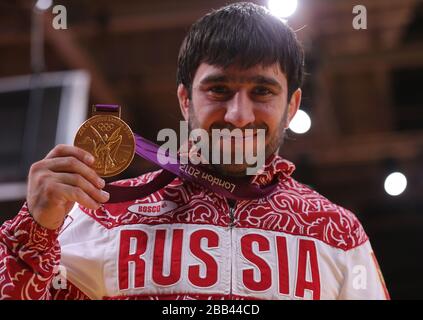 El judo ruso Mansur Isaev con su medalla de oro ganó en la final de -73kg después de vencer a Riki Nakaya de Japón Foto de stock