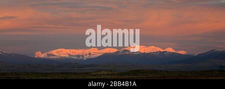 Salida del sol sobre las tres Torres, Parque Nacional Torres de Pén, Región de Magallanes, Patagonia, Chile, América del Sur