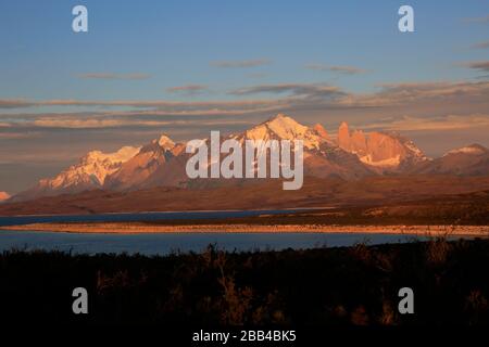 Salida del sol sobre las tres Torres, Parque Nacional Torres de Pén, Región de Magallanes, Patagonia, Chile, América del Sur