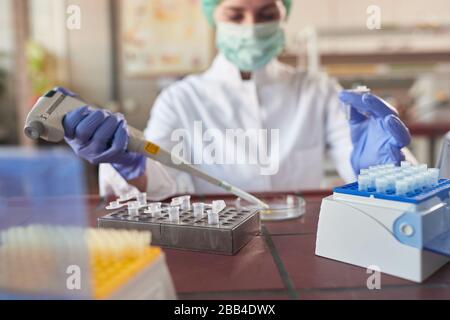 ciencia femenina haciendo investigación en laboratorio analizando un nuevo virus. concepto del virus corona Foto de stock