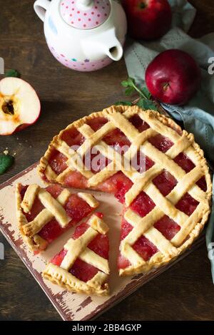 Horneado casero. Tarta de manzana dulce en una mesa rústica de madera.