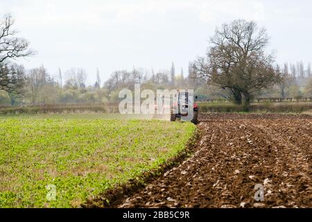 Dos tractores arando un campo en Warwickshire, Reino Unido Foto de stock