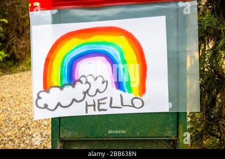 Imagen infantil de un arco iris en una calle de Woking mientras la gente trata de mantenerse positiva aislada en sus hogares durante la pandemia de coronavirus y el cierre