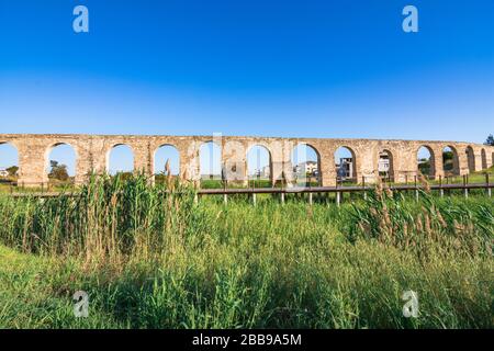 Antiguo acueducto romano de Kamares en Larnaca, Chipre. Foto de stock