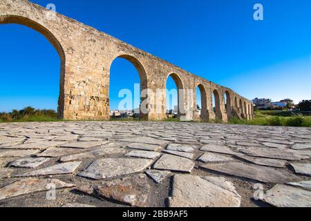 Antiguo acueducto romano de Kamares en Larnaca, Chipre. Foto de stock