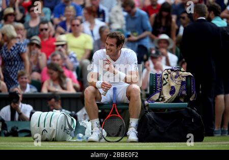 Andy Murray de Gran Bretaña toma su asiento después de perder el primer set con Jerzy Janowicz de Polonia Foto de stock