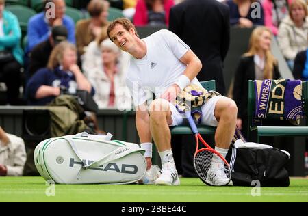 Andy Murray de Gran Bretaña toma un descanso en su partido contra Benjamin Becker de Alemania Foto de stock