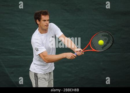 Andy Murray de Gran Bretaña entrena en las canchas de práctica