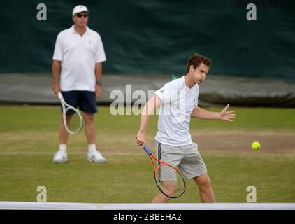 Andy Murray de Gran Bretaña entrena como su entrenador Ivan Lendl observa, en las canchas de práctica