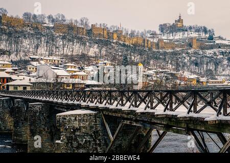 Vista de la fortaleza de Tsarevets y el puente de los obispos sobre el río Yantra en invierno Veliko Tarnovo Bulgaria Foto de stock