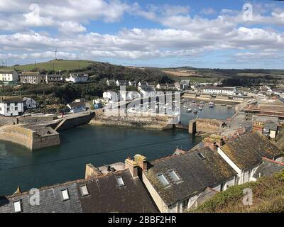 Porthleven, Cornwall, Reino Unido. 31 de marzo de 2020. Porthleven Cornwall en Lockdown, muy tranquilo y espeluznante silencio sin gente o Fotógrafos, playa, Cornwall playa, torre del reloj, desierto crédito: kathleen White/Alamy Live News
