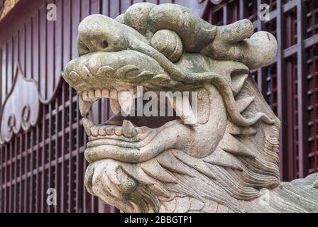 Shanghai, China - 4 de mayo de 2010: Jardín Yu en las calles comerciales de Yuyuan. Primer plano de la estatua de la cabeza del león de piedra blanca en el Templo de Dios de la Ciudad. Foto de stock