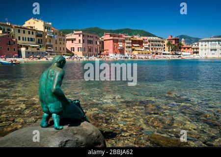 Sestri Levante, Italia - estatua de bronce de un hombre mirando al agua (erigida en honor de Hans Christian Anderson que una vez vivió aquí) Foto de stock
