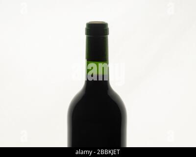 Primer plano de una botella de vino tinto sin etiquetar sobre fondo blanco Foto de stock
