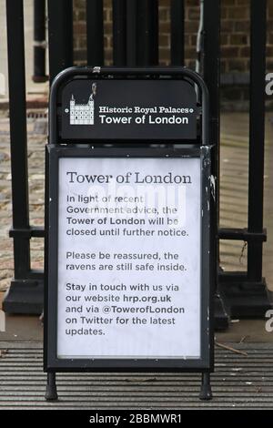 Londres, Reino Unido. 1 de abril de 2020. Un cartel que informa a los visitantes y turistas que la Torre de Londres está cerrada actualmente. (Foto de Mitchell Gunn/Esp-Images) crédito: Agencia Europea de Fotografía Deportiva/Alamy Live News Foto de stock