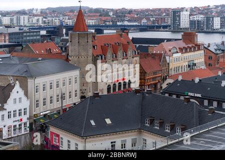 Aalborg, sobre los tejados. Tirado desde el techo de los grandes almacenes Salling, situados en: Nytorv 8, 9000 Aalborg, Dinamarca. Foto de stock