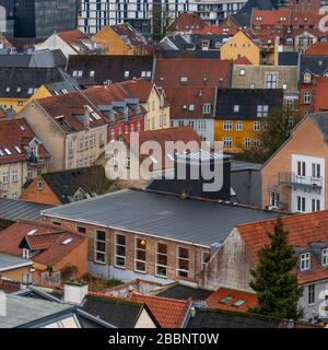 Aalborg, sobre los tejados. Tirado desde el techo de los grandes almacenes Salling, situados en: Nytorv 8, 9000 Aalborg, Dinamarca. Foto de stock