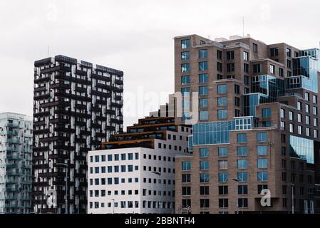 Oslo, Noruega - 11 de agosto de 2019: Paisaje urbano con modernos edificios residenciales y de oficinas de lujo en el área del proyecto Barcode en el centro de Oslo.