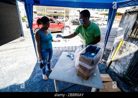 Osasco, Brasil. 1 de abril de 2020. 19), distribuye el producto de forma gratuita a peatones y conductores, esta feria del miércoles por la tarde (1). Crédito: Aloisio Mauricio/FotoArena/Alamy Live News Foto de stock