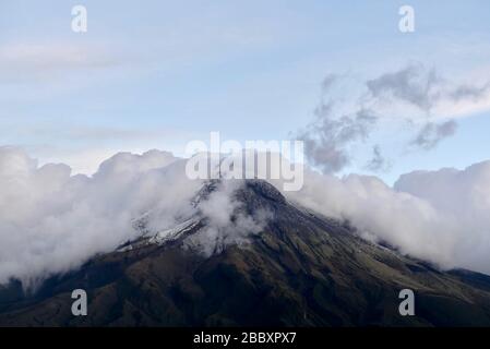 Monte Taranaki (Monte Egmont) en la luz de la noche con nubes alrededor de la cumbre Foto de stock
