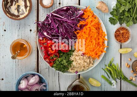 verduras, ensalada, arco iris colorido, cuenco, veggie kabobs, alimentos, salteado, saludable Foto de stock