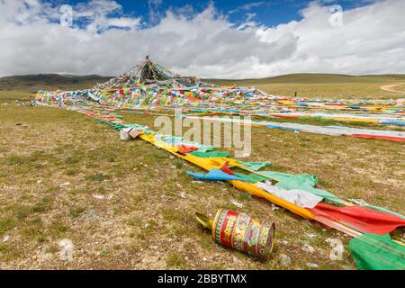 Banderas tibetanas con mantra Fotografía de stock - Alamy