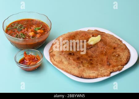 Pan de flatbread indio - Aloo Kulcha con pan de choley o patata rellena o Aloo paratha relleno con ketchup de tomate, garbanzos blancos y encurtidos - imagen. Foto de stock