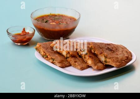 Pan de flatbread indio - Aloo Kulcha con pan de choley o patata rellena o Aloo paratha relleno con ketchup de tomate, garbanzos blancos y encurtidos - imagen. Foto de stock