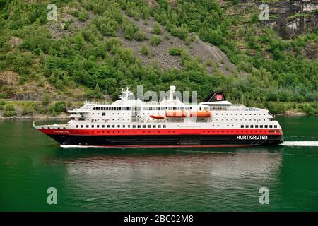 El buque Hurtigruten MS Polarlys sale de Geiranger, Noruega. Foto de stock
