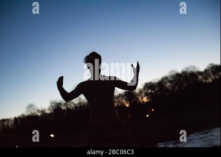 Las Personas Banandose En El Eisbach El Jardin Ingles De Munich Alemania Alta Baviera Fotografia De Stock Alamy