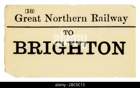 Vintage británico GNR (Gran Ferrocarril del Norte) equipaje ferroviario etiqueta / etiqueta a Brighton Foto de stock