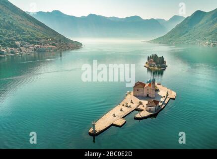Foto aérea de San Jorge y monasterio en las islas cerca de la ciudad de Perast en la bahía de Kotor Foto de stock