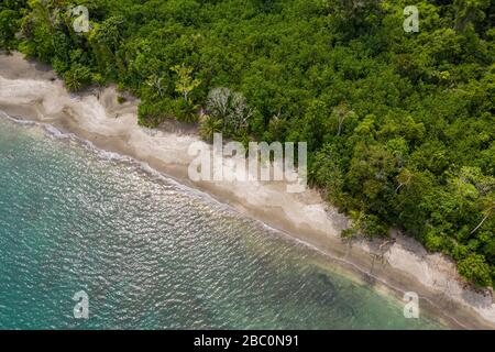 Vista aérea del Parque Nacional Cahuita a lo largo de la costa sur del Caribe de Costa Rica. Foto de stock