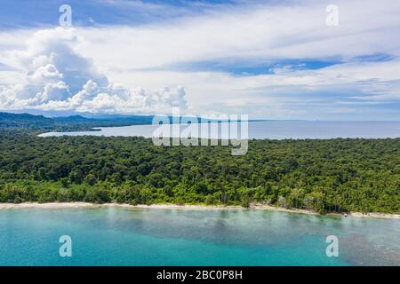 Vista aérea del Parque Nacional Cahuita a lo largo de la costa sur del Caribe de Costa Rica. Foto de stock