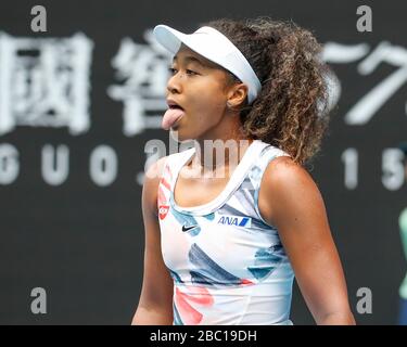 El tenista japonés Naomi Osaka reacciona emotivo en el torneo de tenis del Abierto de Australia 2020, Melbourne Park, Melbourne, Victoria, Australia Foto de stock