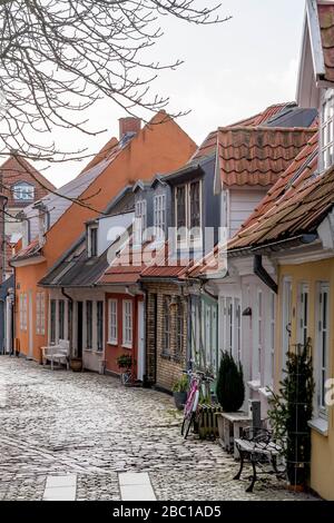 Bonitas y coloridas casas de campo en Aalborg, Dinamarca, en un día húmedo de invierno. Foto de stock