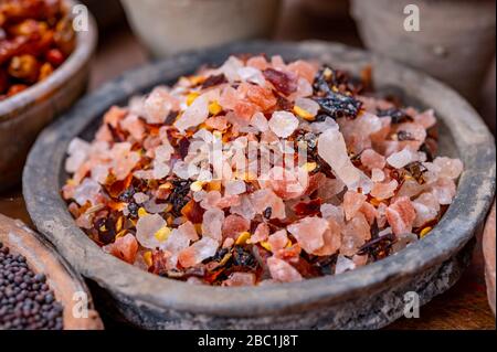 Colección de especias indias, sal de mar y roca mezclada con pimientos rojos de Chile caliente y otras especias en cuencos de arcilla de cerca Foto de stock